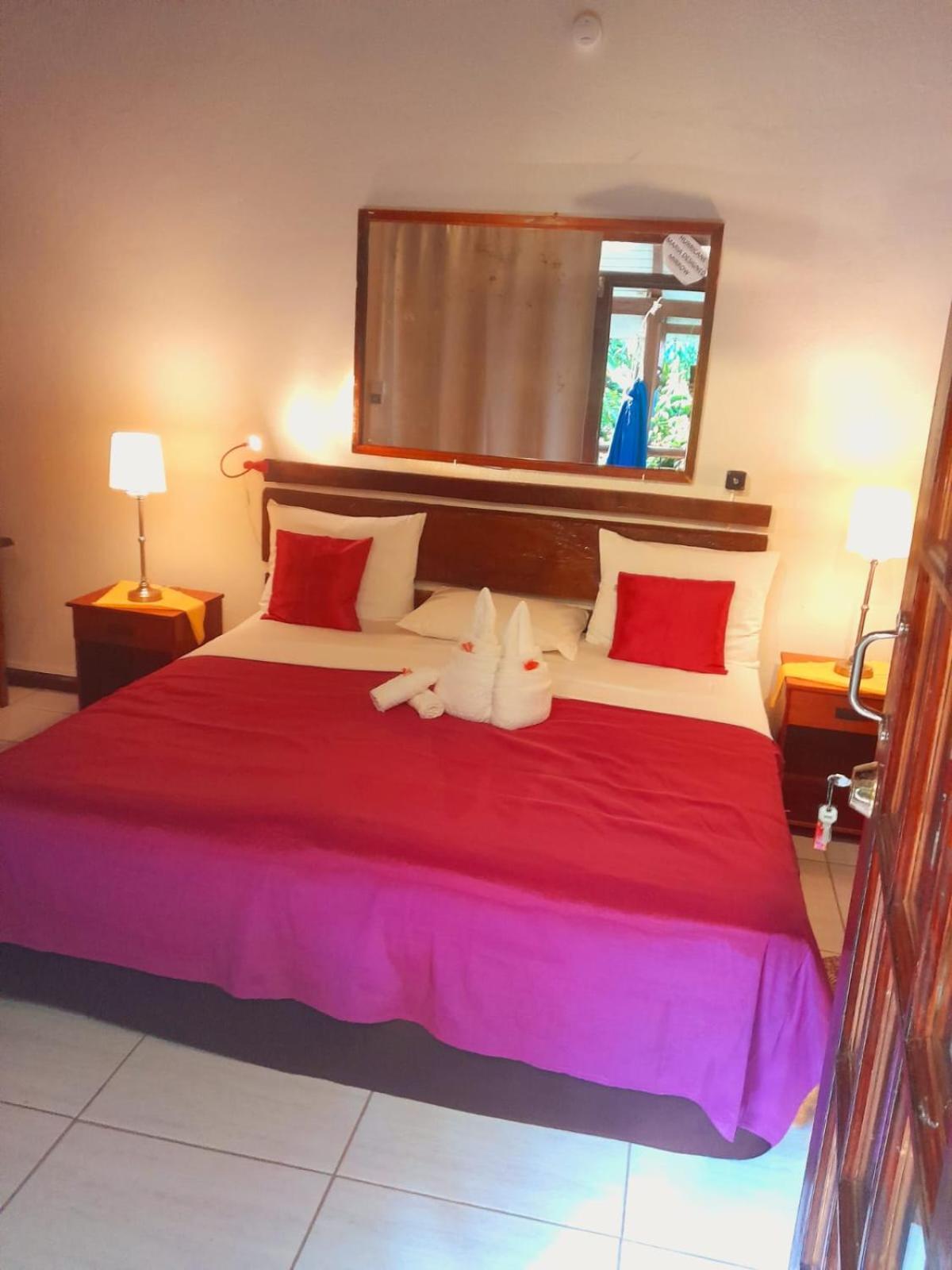 Hibiscus Valley Inn Marigot ภายนอก รูปภาพ