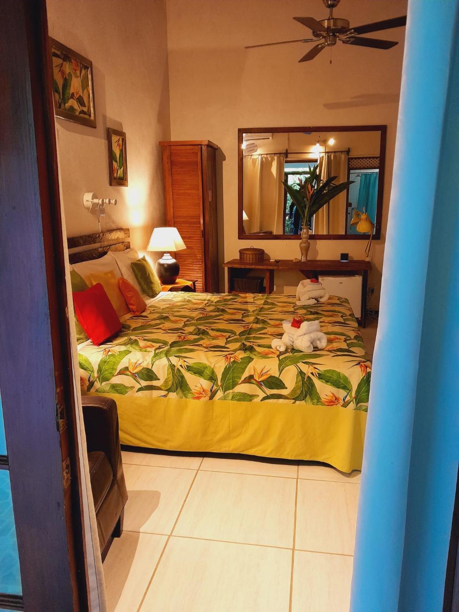 Hibiscus Valley Inn Marigot ภายนอก รูปภาพ